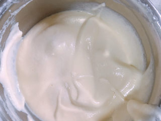 4、平底锅舒芙蕾,混合蛋黄液和蛋白