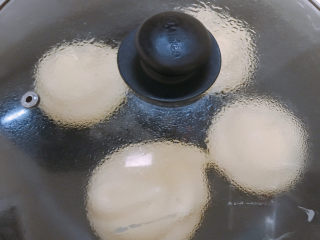 5、平底锅舒芙蕾,平底锅抹一层薄薄的油。用纸吸干多余的。然后勺一勺到锅里，再一勺加高。加一勺清水小火闷两分钟。