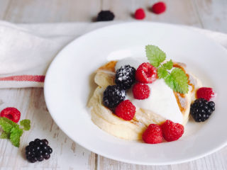 7、平底锅舒芙蕾,加上酸奶和水果就可以开动了。