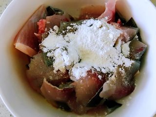 1、番茄鱼,买鱼时请师傅处理成鱼片和鱼骨，回家清洗后放入大碗中，加入料酒生粉抓匀腌制20分钟。