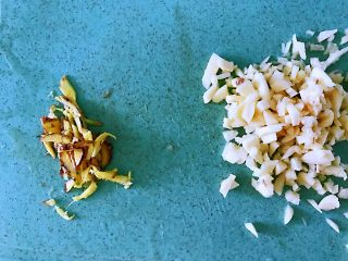 2、番茄鱼,大蒜切成末，生姜切丝。