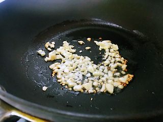 4、番茄鱼,锅中放入少量油大蒜煸炒出香味。