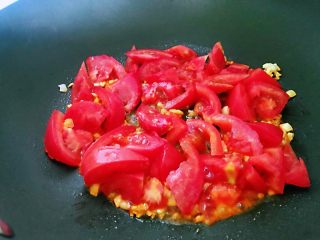 5、番茄鱼,倒入番茄炒出汁。