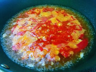 6、番茄鱼,加水。