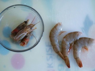 2、宝宝脆皮虾,首先要把虾处理干净,先去头