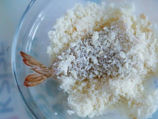 10、宝宝脆皮虾,拿出来后粘上面包糠,面包糠是之前自己做的面包捏碎而成,如果是买得会比这个粘上去好看很多