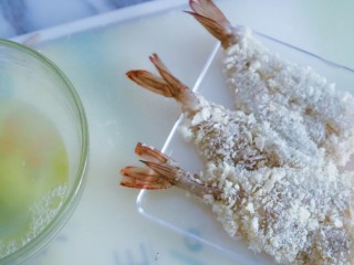 11、宝宝脆皮虾,弄好的虾放在一边,准备炸,锅里放油待两面金黄就可以了