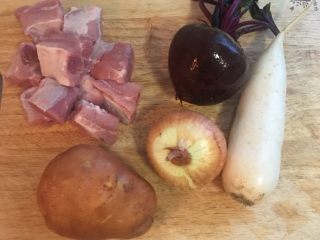 1、甜菜根排骨汤,所有食材洗净备用。