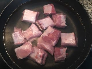 2、甜菜根排骨汤,排骨放入冷水中，小火煮出杂质。