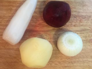 3、甜菜根排骨汤,煮排骨时，可进行食材的处理，萝卜、马玲薯、洋葱、甜菜根削去皮。