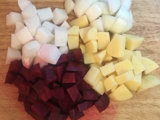 4、甜菜根排骨汤,所有蔬果切成等比方块。