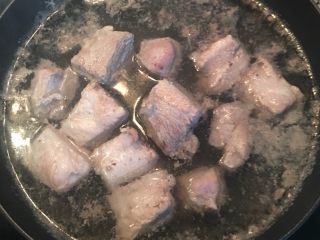 5、甜菜根排骨汤,此时排骨应已煮出杂质，用冷水冲洗干净备用。