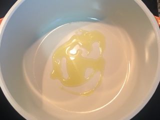 6、甜菜根排骨汤,汤锅中放入少许橄榄油，