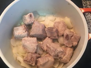 7、甜菜根排骨汤,炒香洋葱后，放入洗好的排骨。