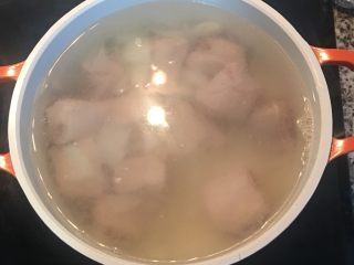 8、甜菜根排骨汤,加入足量的清水，大火煮。