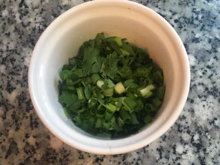 11、甜菜根排骨汤,葱和香菜洗净后略切。