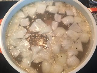 9、甜菜根排骨汤,煮滚后先放1茶匙的盐和少许黑胡椒粉。