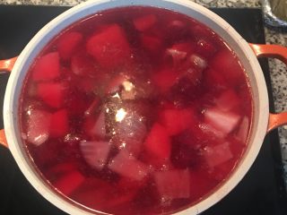 10、甜菜根排骨汤,加入所有的蔬菜，大火煮滚后，转小火熬煮到白萝卜煮透后，试汤头用盐调味。