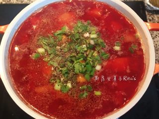 12、甜菜根排骨汤,煮好的汤色鲜红香甜！放入葱花和香菜末，洒些黑胡椒粉即可。