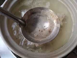 4、虫草花海带脊骨汤,然后，改用文火煨炖，这样可以使骨组织疏松，骨中的蛋白质、脂肪逐渐解聚而溶出。撇干净骨中煮出的血沫。