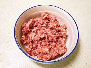 5、宝宝水饺,细猪肉馅放入一个大碗里