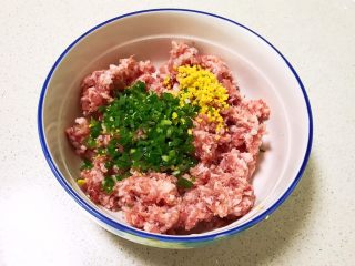 6、宝宝水饺,加入姜葱末