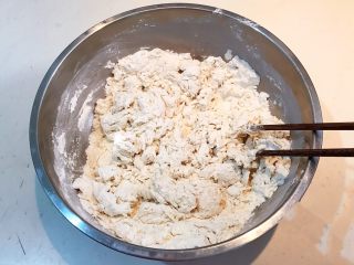 16、宝宝水饺,加入180ml温水和面