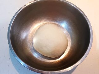 17、宝宝水饺,揉成光滑的面团,盖上保鲜膜饧面15分钟