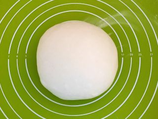 18、宝宝水饺,把饧好的面团取出来