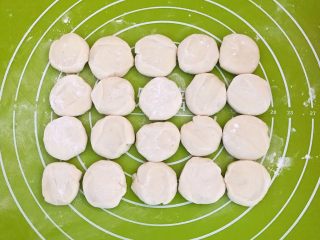 19、宝宝水饺,把面团分成均匀的小面块,揉圆后压扁