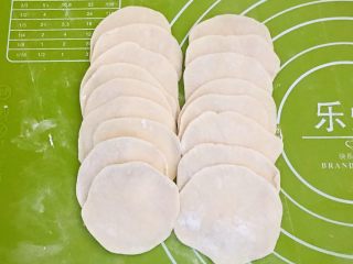 20、宝宝水饺,用擀面杖擀成饺子皮