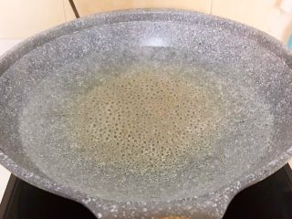 23、宝宝水饺,锅里加入冷水烧开