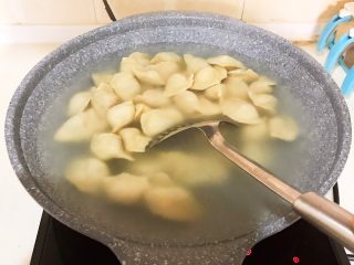 25、宝宝水饺,用漏勺轻轻推几下,避免糊锅