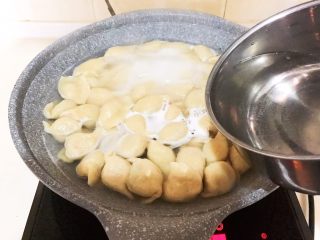 27、宝宝水饺,烧开后加入70ml冷水