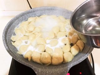 31、宝宝水饺,烧开,再加入50ml冷水