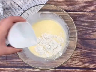 2、榴莲千层蛋糕,再加入低筋面粉