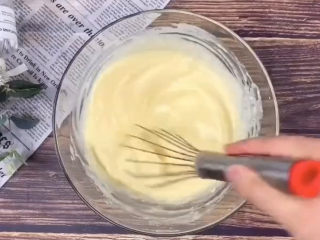 3、榴莲千层蛋糕,搅拌至无颗粒状态