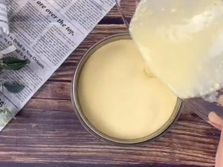 4、榴莲千层蛋糕,然后把搅拌好的面糊过筛两遍，这样做出来的面皮才更加细腻光滑