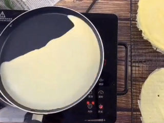 5、榴莲千层蛋糕,接下来就是煎面皮了，舀一勺面糊倒入平底锅，平底锅不需要刷油，轻轻晃动锅，让面糊均匀铺开