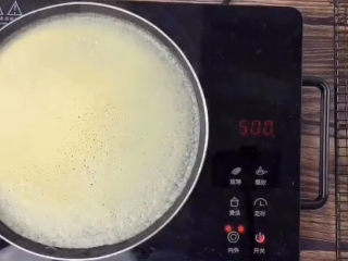 6、榴莲千层蛋糕,再开小火煎，面皮变色，鼓起很多小泡泡，就是可以了，小心的揭下来，放凉备用