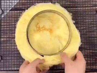 7、榴莲千层蛋糕,全都煎好了，面皮垒好，用慕斯圈压出完整的面皮，没有慕斯圈也可以自己用刀修剪