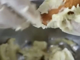 9、榴莲千层蛋糕,接下来制作夹心的部分，先取适量榴莲肉