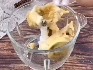 10、榴莲千层蛋糕,加入绞肉机绞成泥