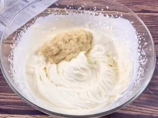 11、榴莲千层蛋糕,奶油打发至有纹路，加入榴莲肉泥