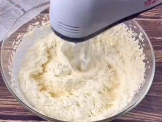 12、榴莲千层蛋糕,再搅打一会，混合均匀就可以了