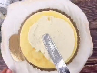 13、榴莲千层蛋糕,最后就是垒千层的过程，一层面皮，一层奶油