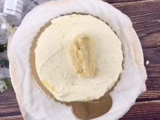 14、榴莲千层蛋糕,再摸一层榴莲肉，这样吃起来榴莲味更足才过瘾