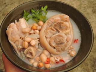 1、花生猪脚汤,完成