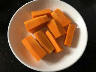 1、黄金小馒头,南瓜去皮切条状