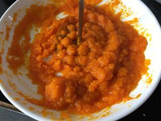 3、黄金小馒头,南瓜用捣碎器捣碎即可，然后冷却备用